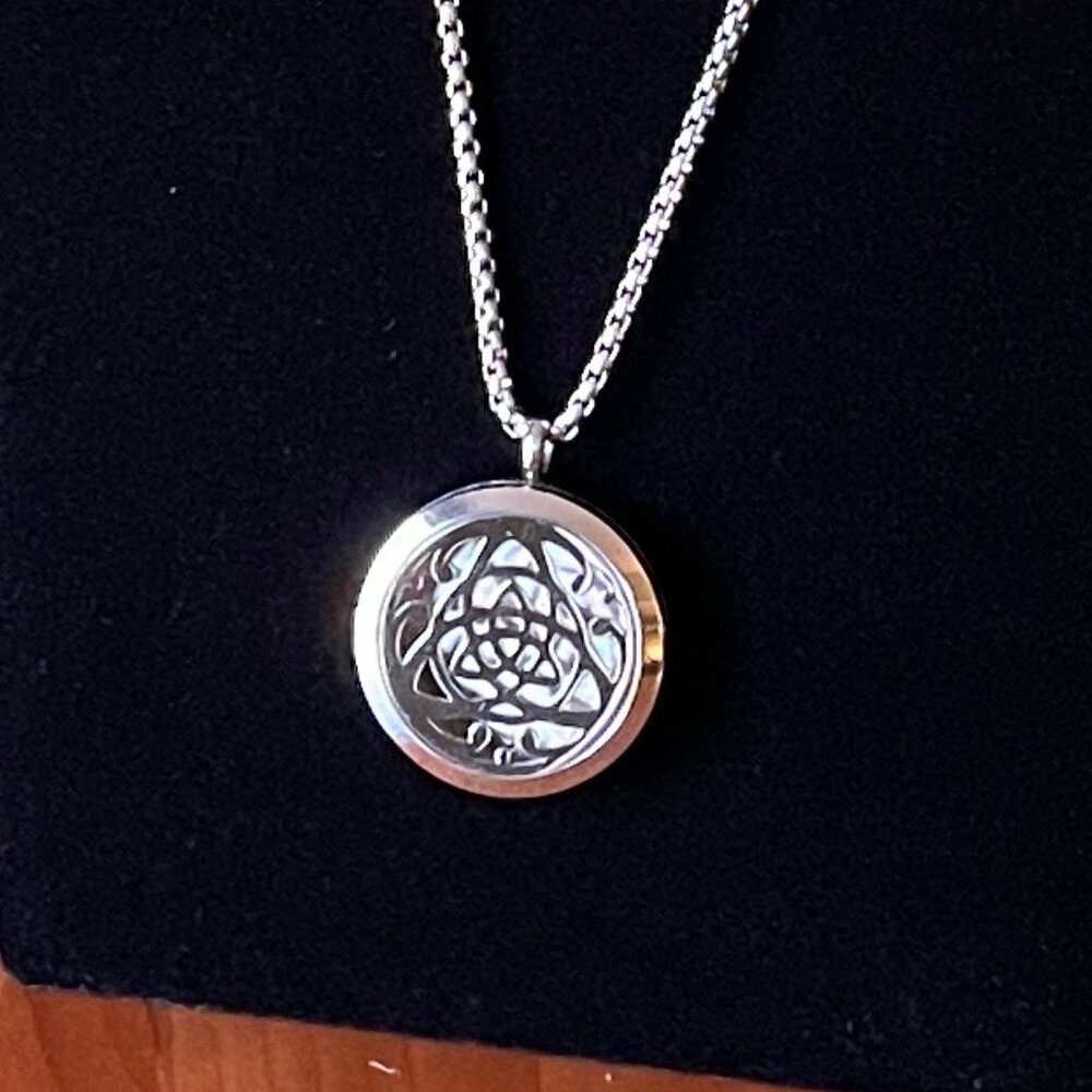 🍀 Versatile Celtic Silver Locket Pendant Necklace 🍀